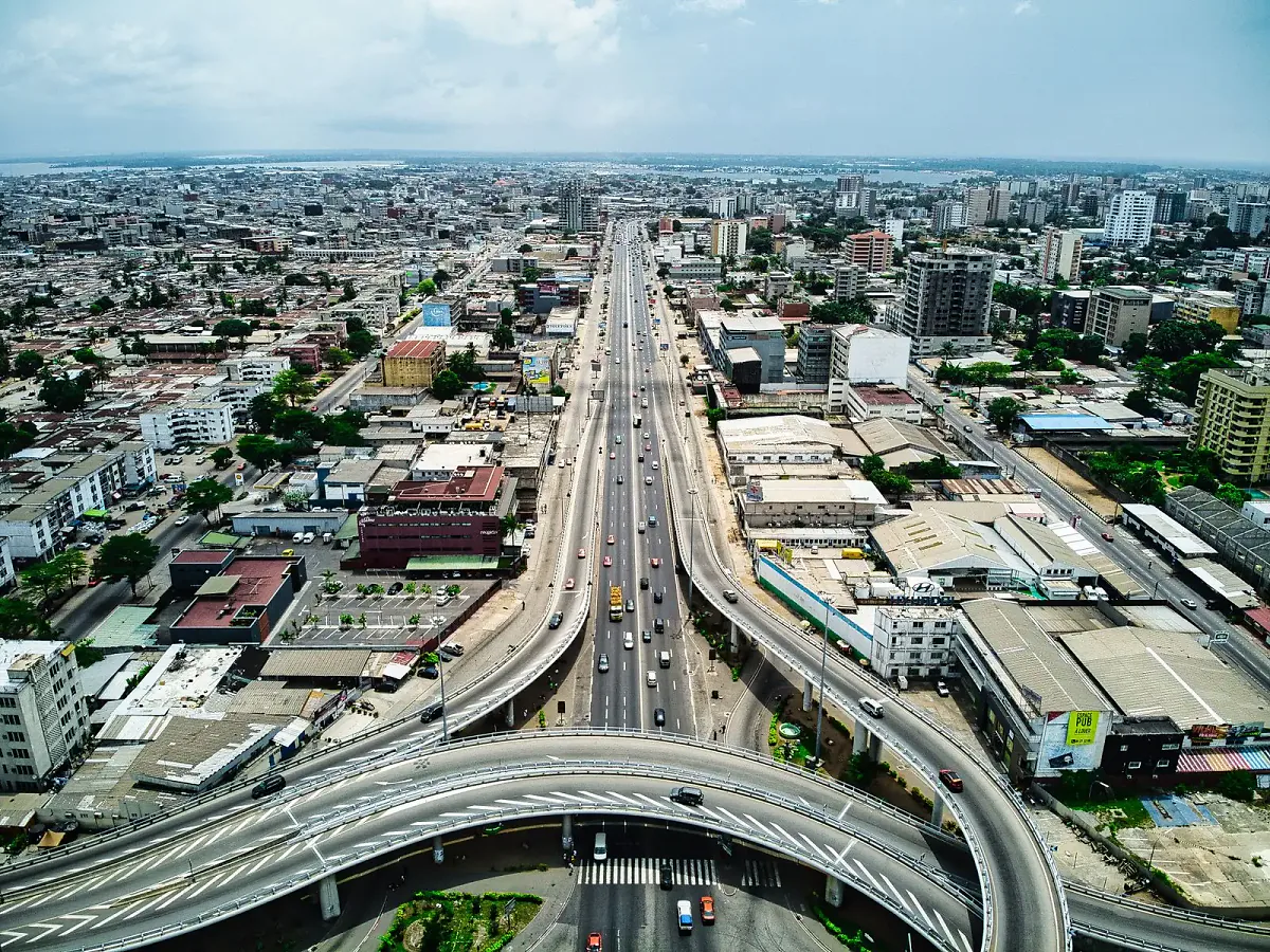 Vue aérienne d'une autoroute et de la ville d'Abidjan