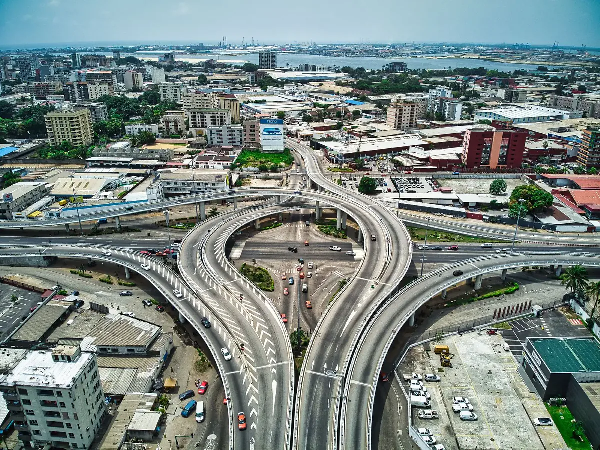 Vue aérienne d'un échangeur autoroutier à Abidjan