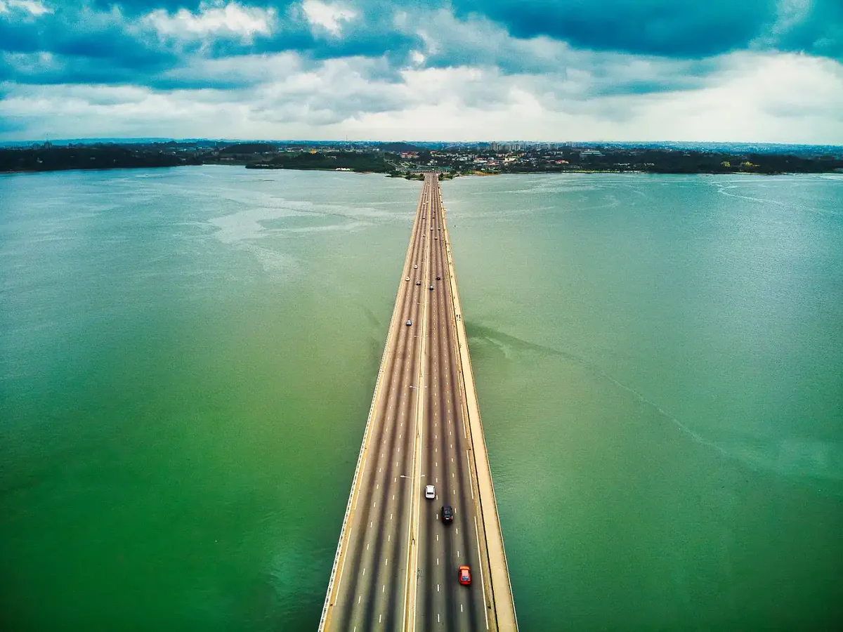 Vue aérienne d'un pont traversant la lagune à Abidjan