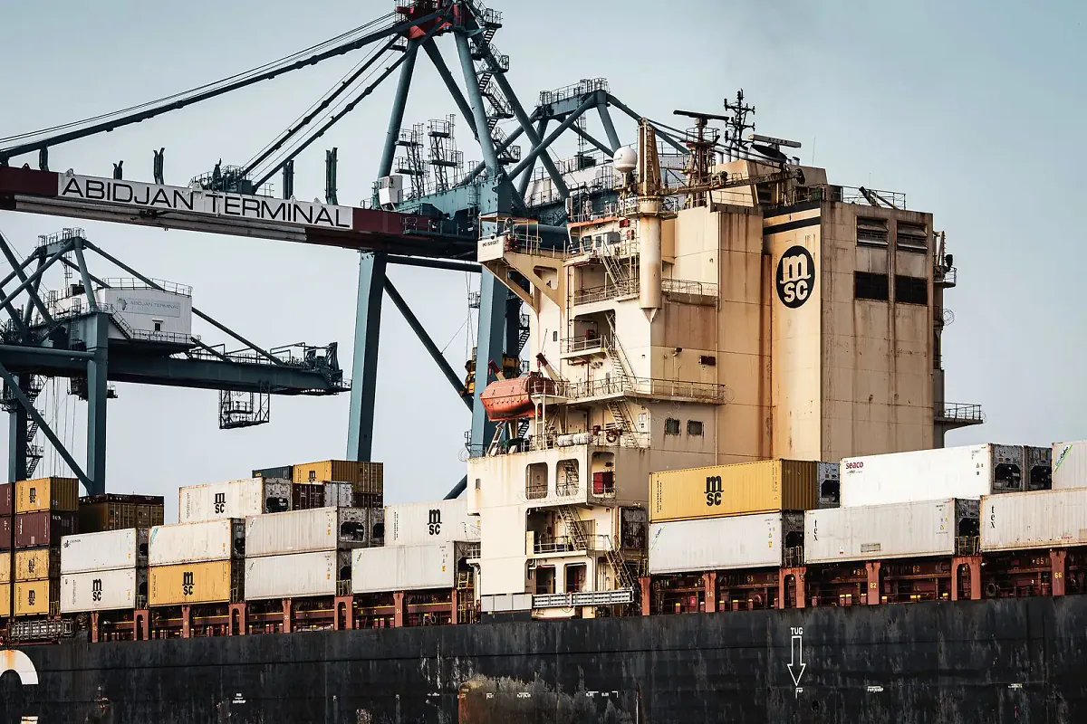 Portiques et conteneurs au terminal du port d'Abidjan