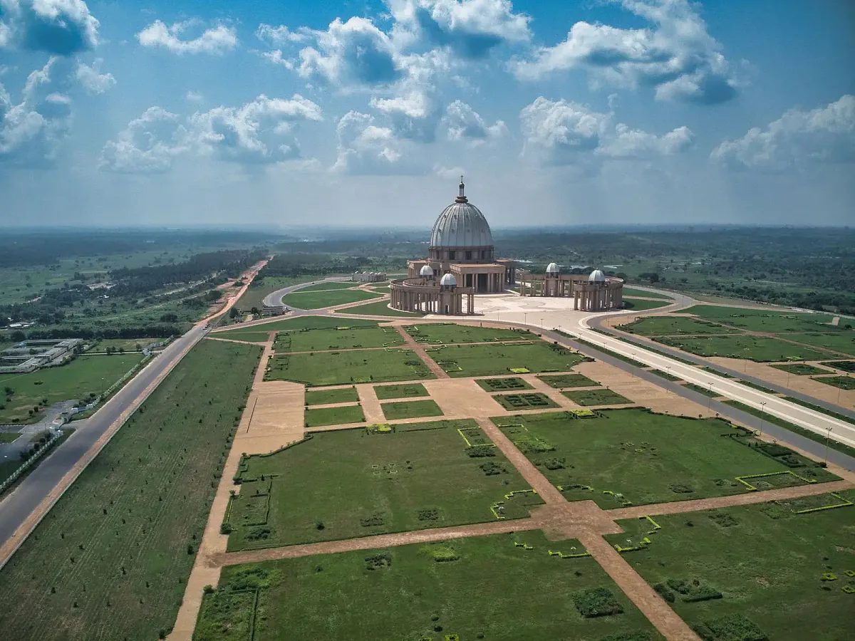 Vue aérienne de la basilique Notre-Dame de la Paix à Yamoussoukro