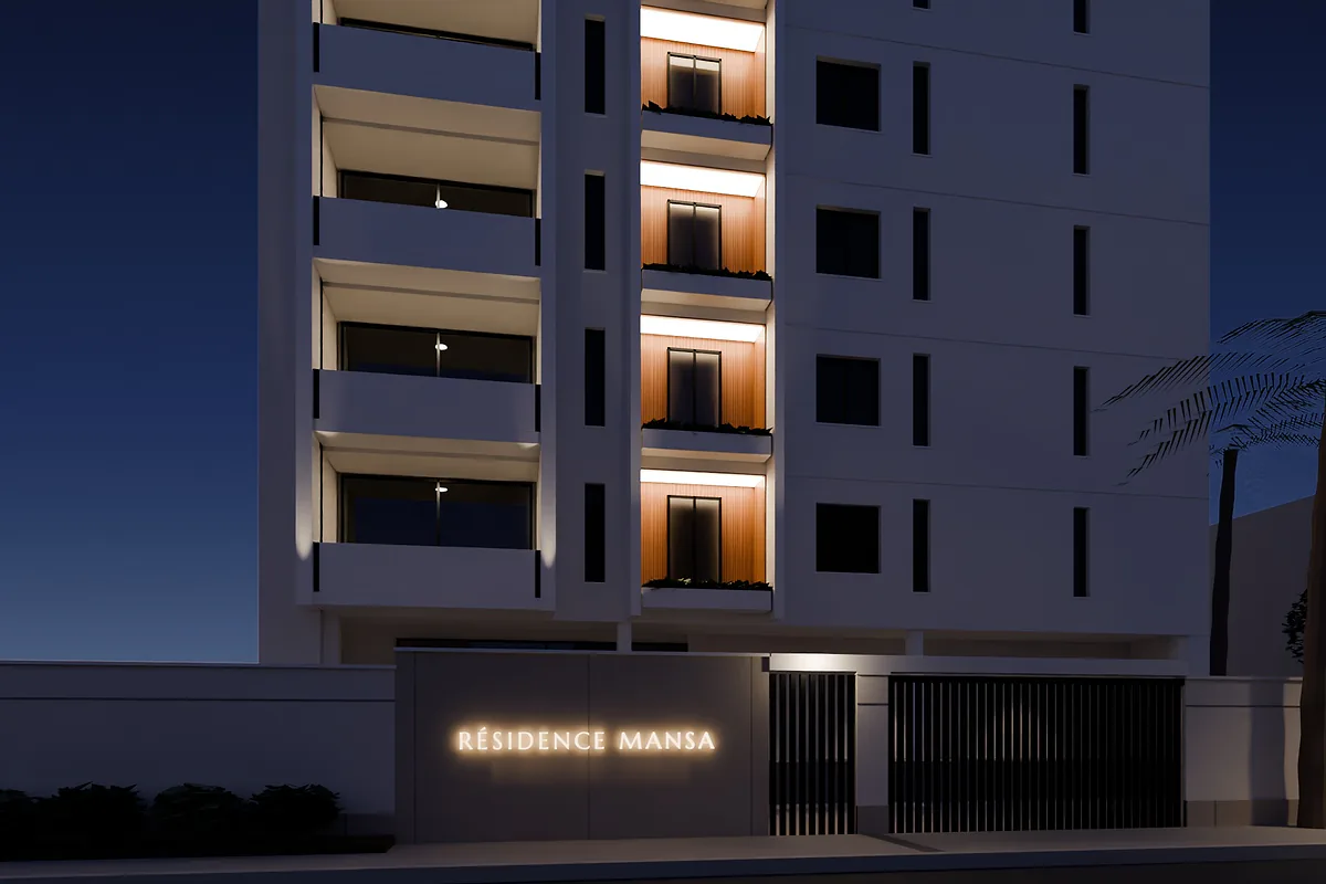 Entrée de la Résidence Mansa la nuit, avec son enseigne lumineuse