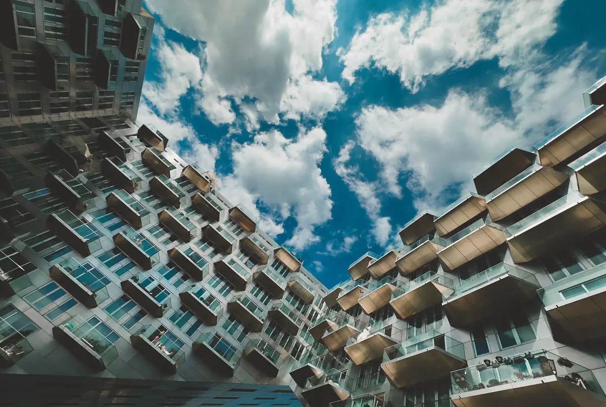 Balcons en encorbellement d'un immeuble résidentiel