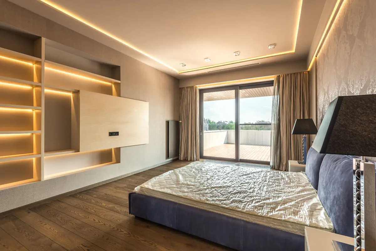 Chambre d'appartement contemporaine baignée de lumière
