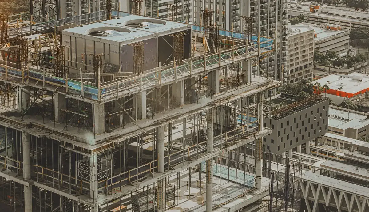 Vue aérienne d'un immeuble en construction