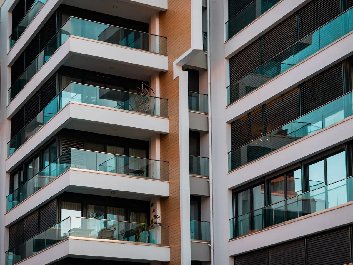 Immeuble d'habitation contemporain, balcons à garde-corps vitrés