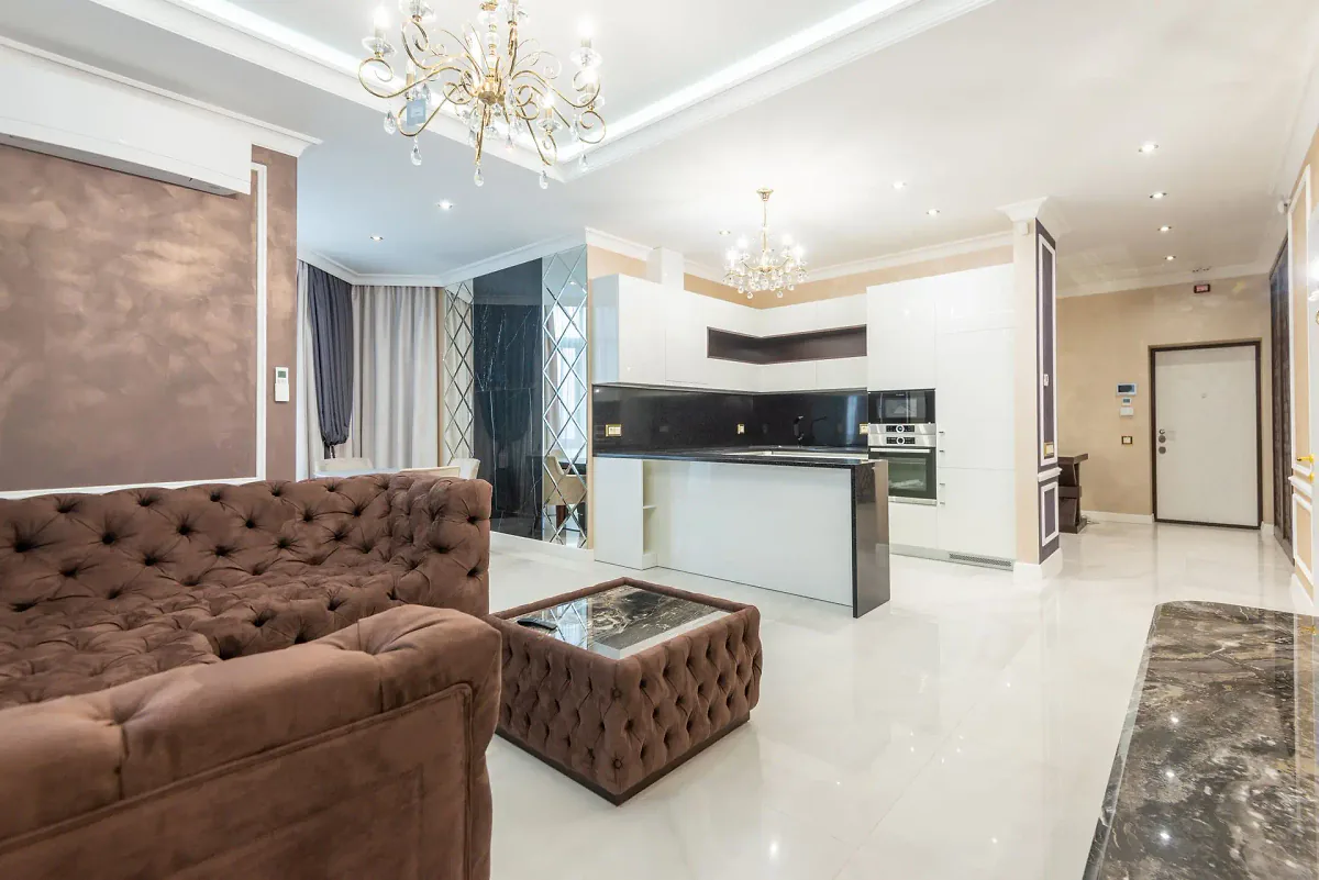 Intérieur d'appartement contemporain avec cuisine ouverte