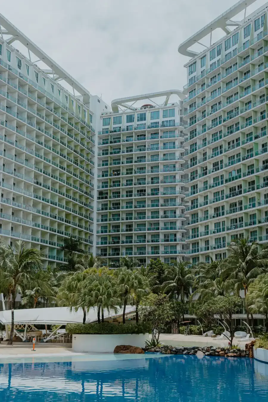 Résidence moderne avec piscine et jardin tropical