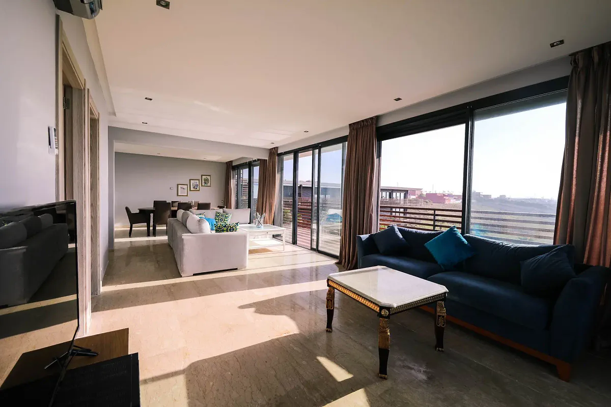 Séjour lumineux d'un appartement ouvert sur la ville