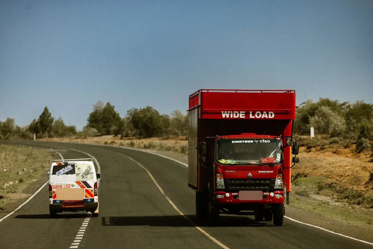 Camion de transport sur une route d'Afrique