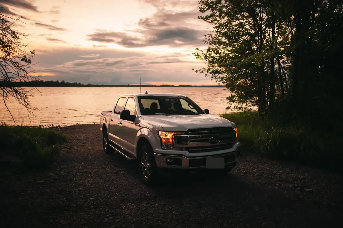 Ford F-150 au bord de l'eau au coucher du soleil