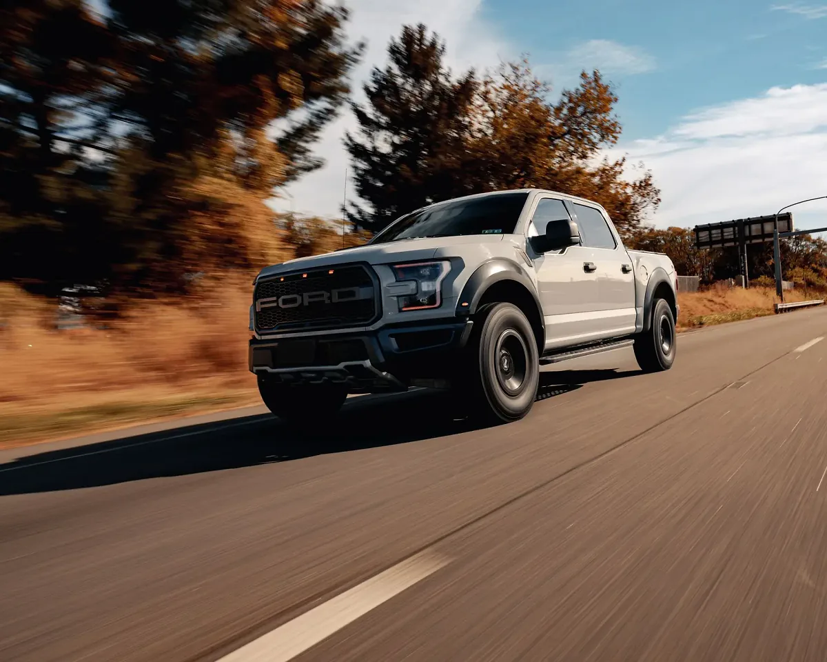 Ford F-150 Raptor en mouvement sur la route