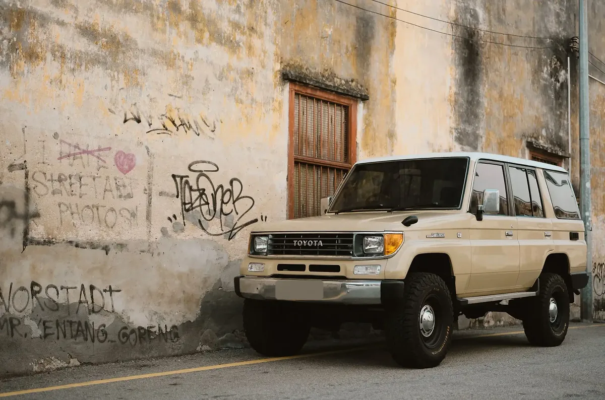 Toyota Land Cruiser série 70 beige en ville