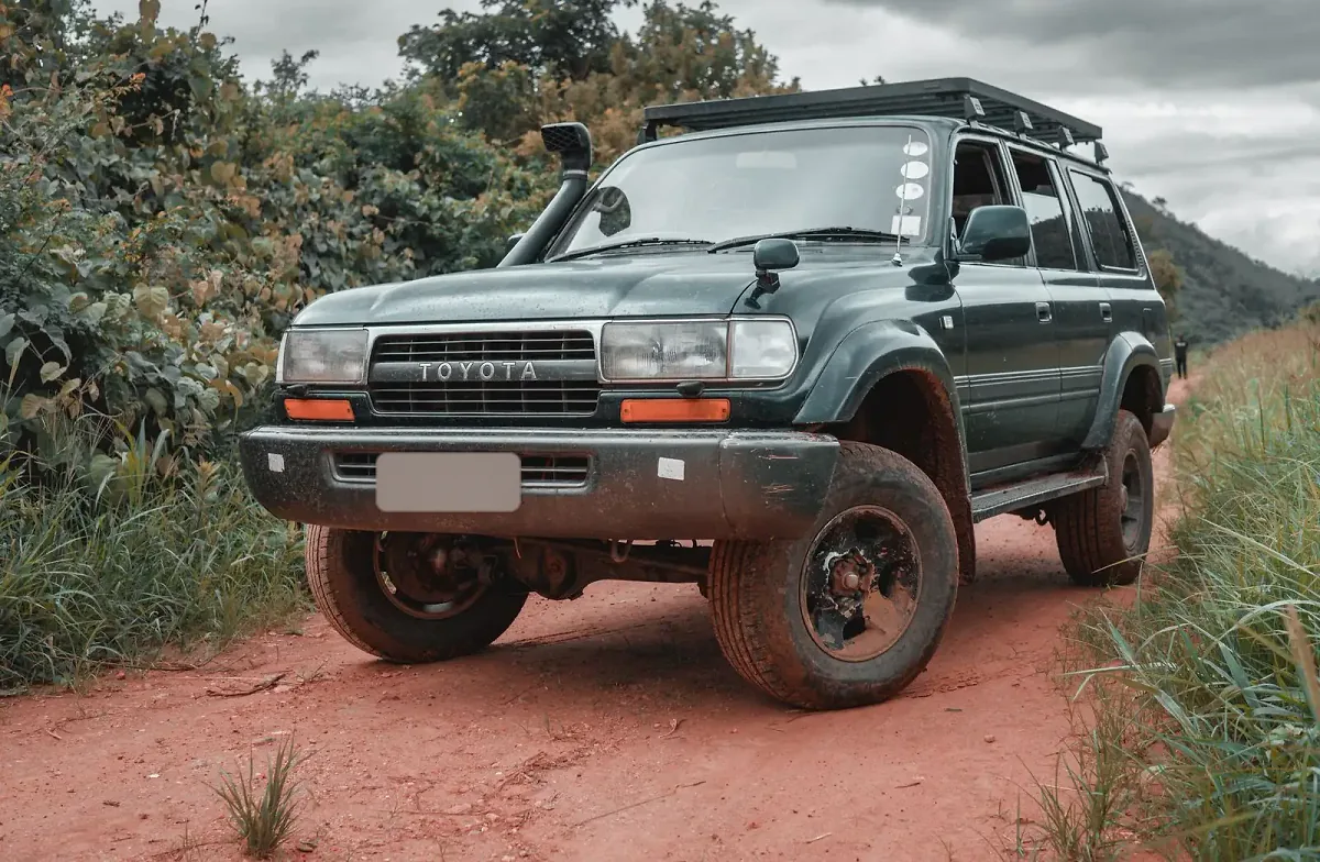 Toyota Land Cruiser série 80 sur une piste de latérite