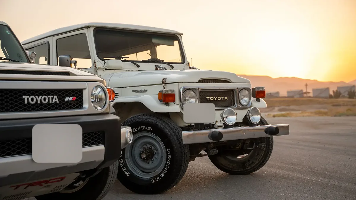 Toyota Land Cruiser anciens modèles au coucher du soleil