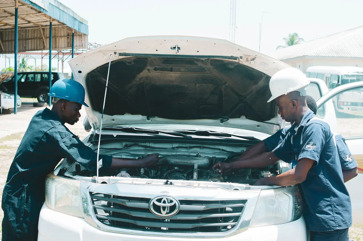 Mécaniciens contrôlant le moteur d'un véhicule Toyota