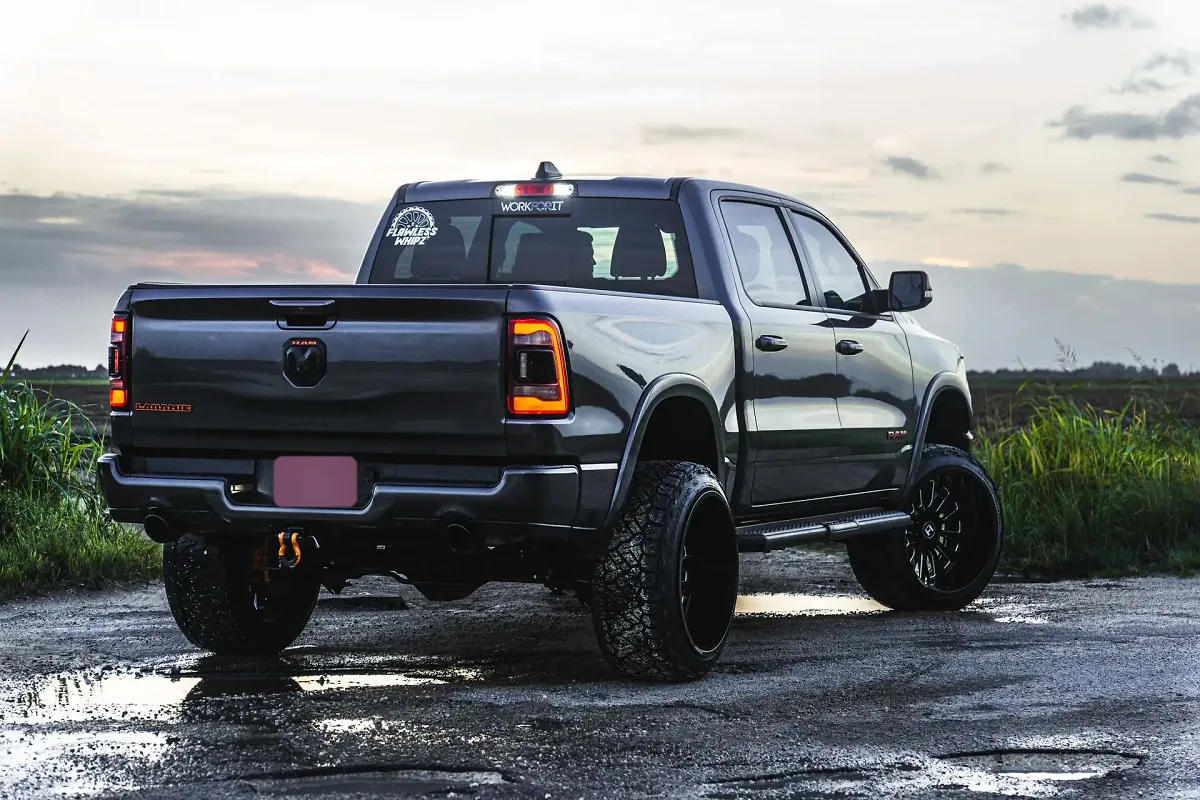 RAM Laramie noir à la tombée du jour