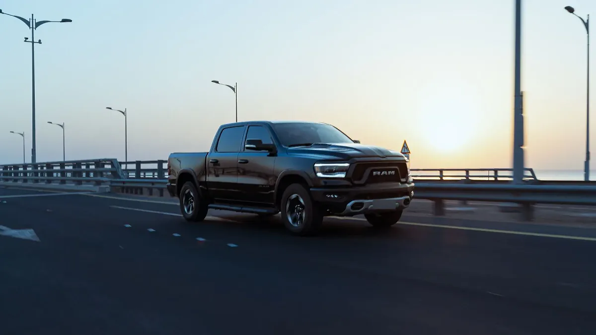 Dodge RAM noir sur une voie rapide au lever du soleil
