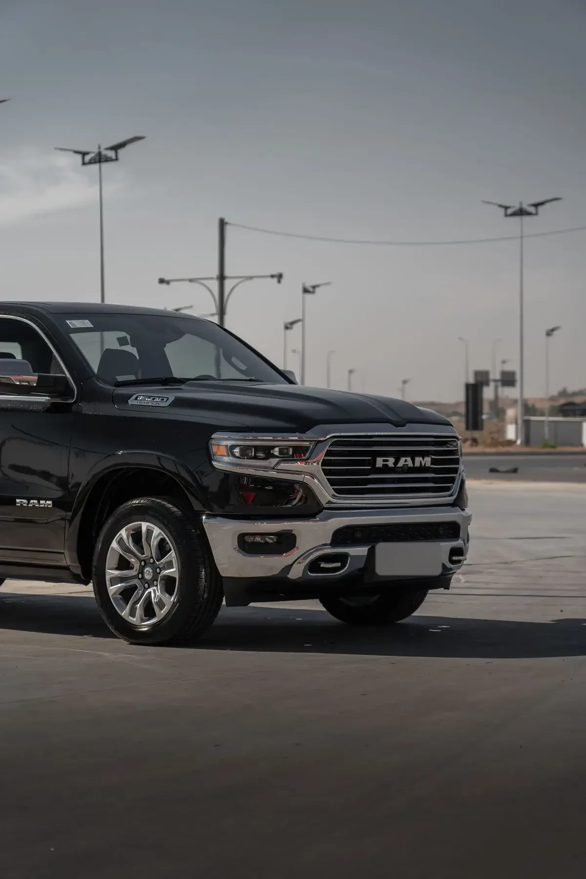 RAM 1500 noir en ville