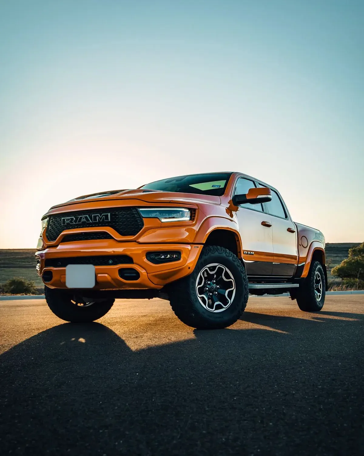 Dodge RAM orange au coucher du soleil