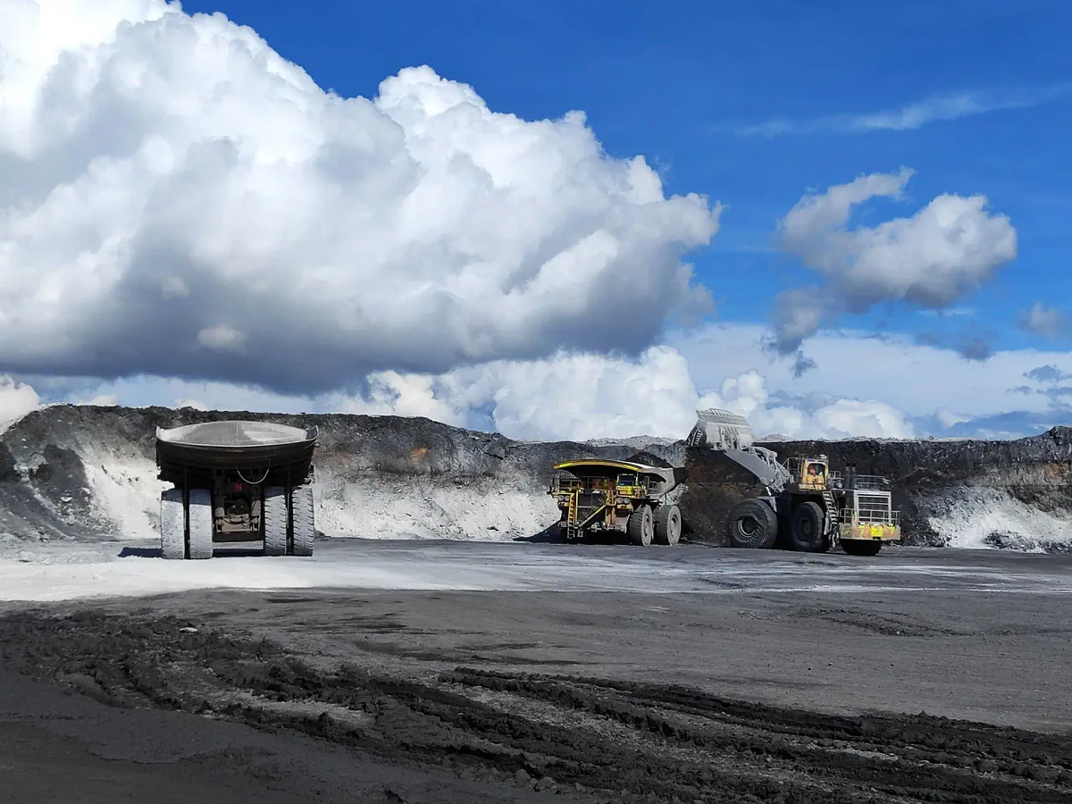 Mine à ciel ouvert et engins de chantier